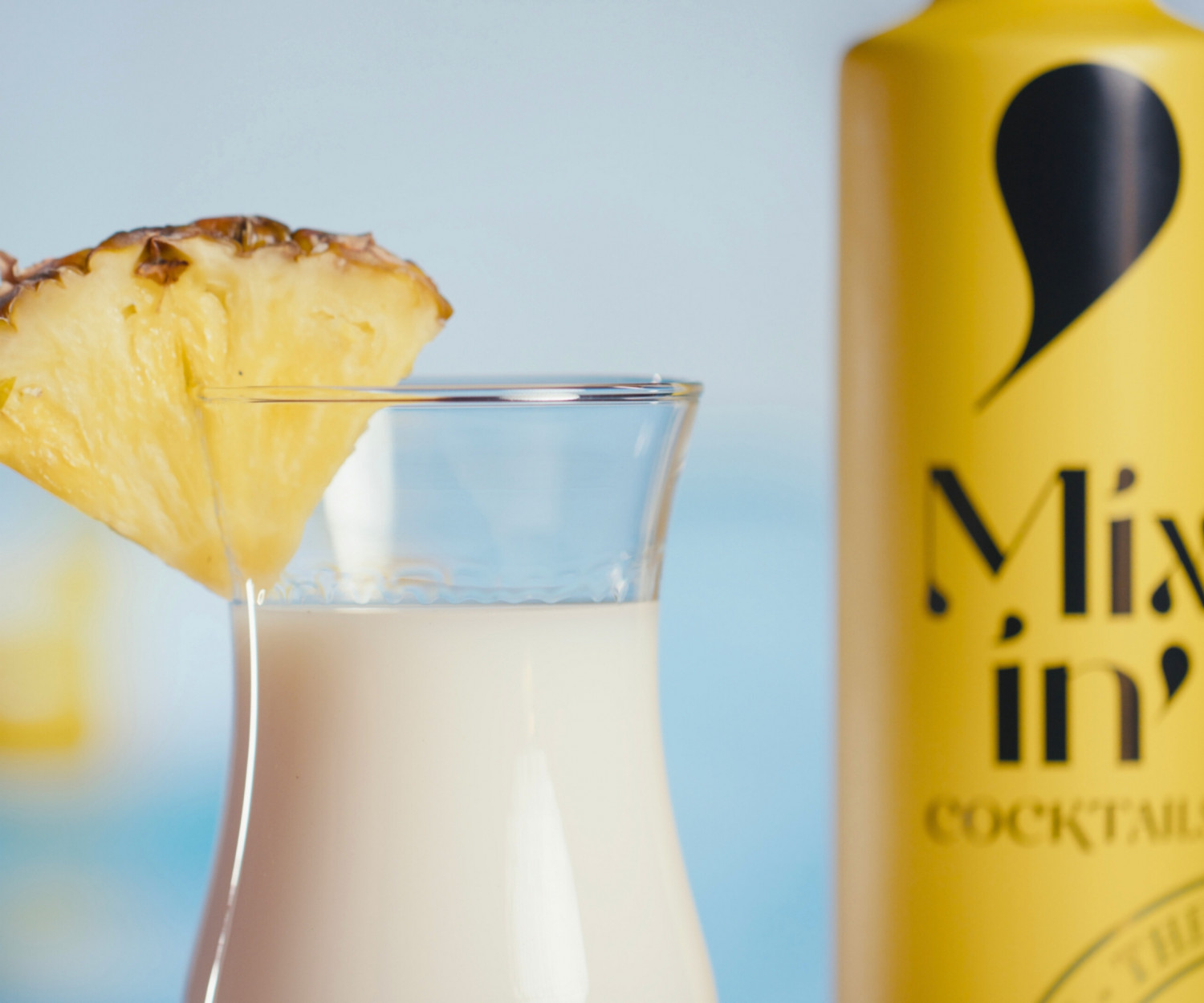 Cóctel piña colada en botella